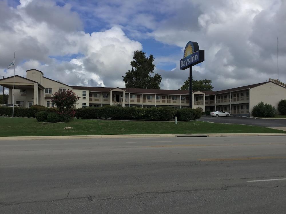 Days Inn By Wyndham Kerrville Exterior photo
